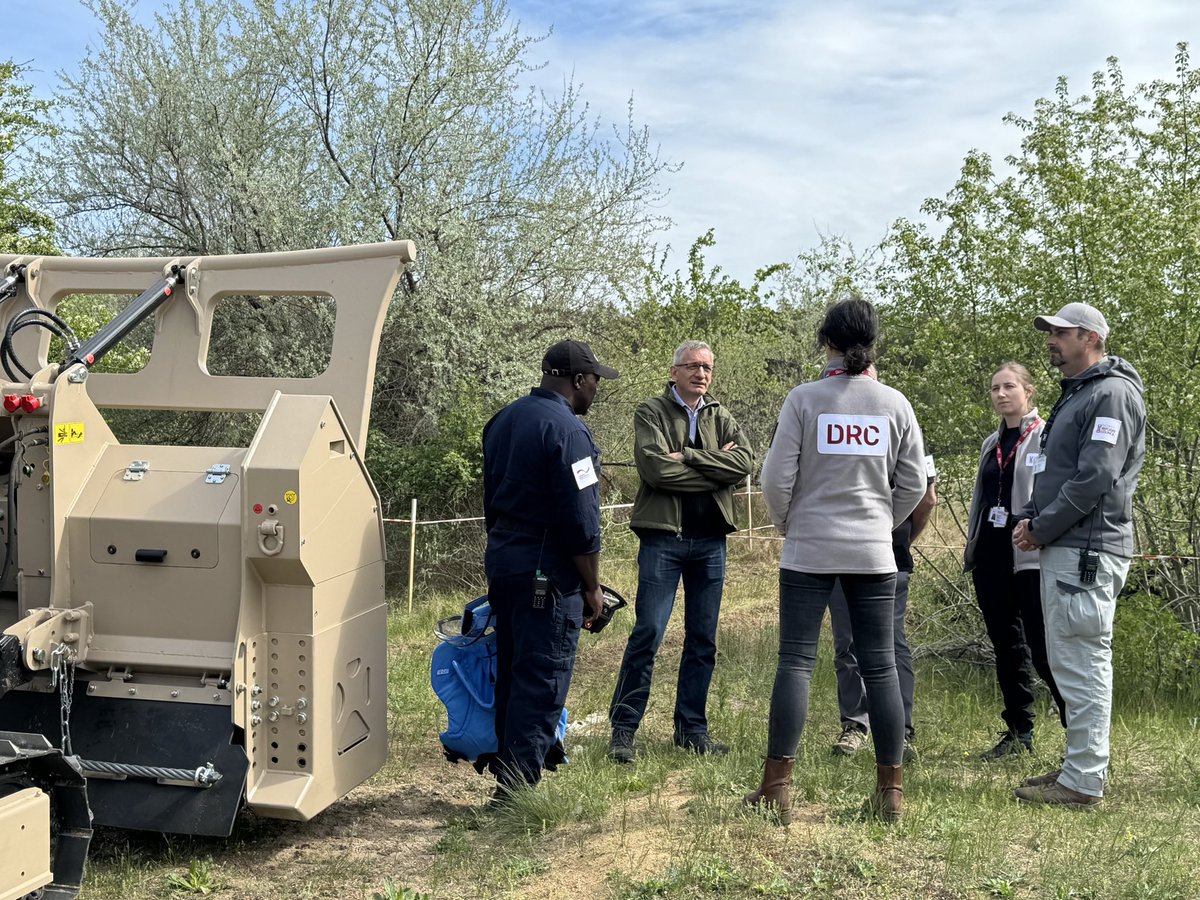 Germany is making significant contributions to clearing land in Ukraine. In Mykolaiv I visited a training for deminers and the demonstration of a new demining machine boosting mechanical demining capacities. Thanks to our partners @DRCinUA & @TheHALOTrust