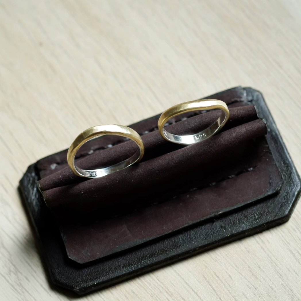 ichienso1's tweet photo. トランスジェンダーのカップルの結婚指輪を作りました。
真鍮製ですが内側はシルバー925です。
片方は女性から男性に���
もう片方は女性からnon-binaryと言うどちらの性別でもない性別に。
同性結婚が認められてるベルリンならではの出会い。 https://t.co/1bjQslbkaV