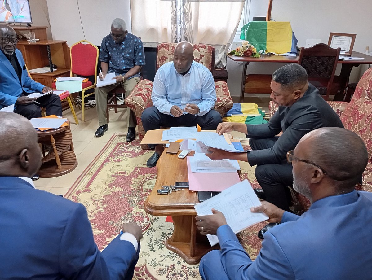 BitamDe5910's tweet photo. Une session extraordinaire de réexamen du budget 2024 de la commune de #Bitam s'est tenue dans les locaux de la mairie. 

Cette rencontre très importante s'est tenue en présence du Délégué Spécial de la commune de #Bitam. https://t.co/JcjKmkFoxm