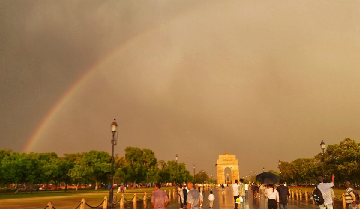 #InPics | A rainbow was seen over #IndiaGate on Kartavaya Path after a sudden storm and rain.

📸Vipin Kumar/ HT