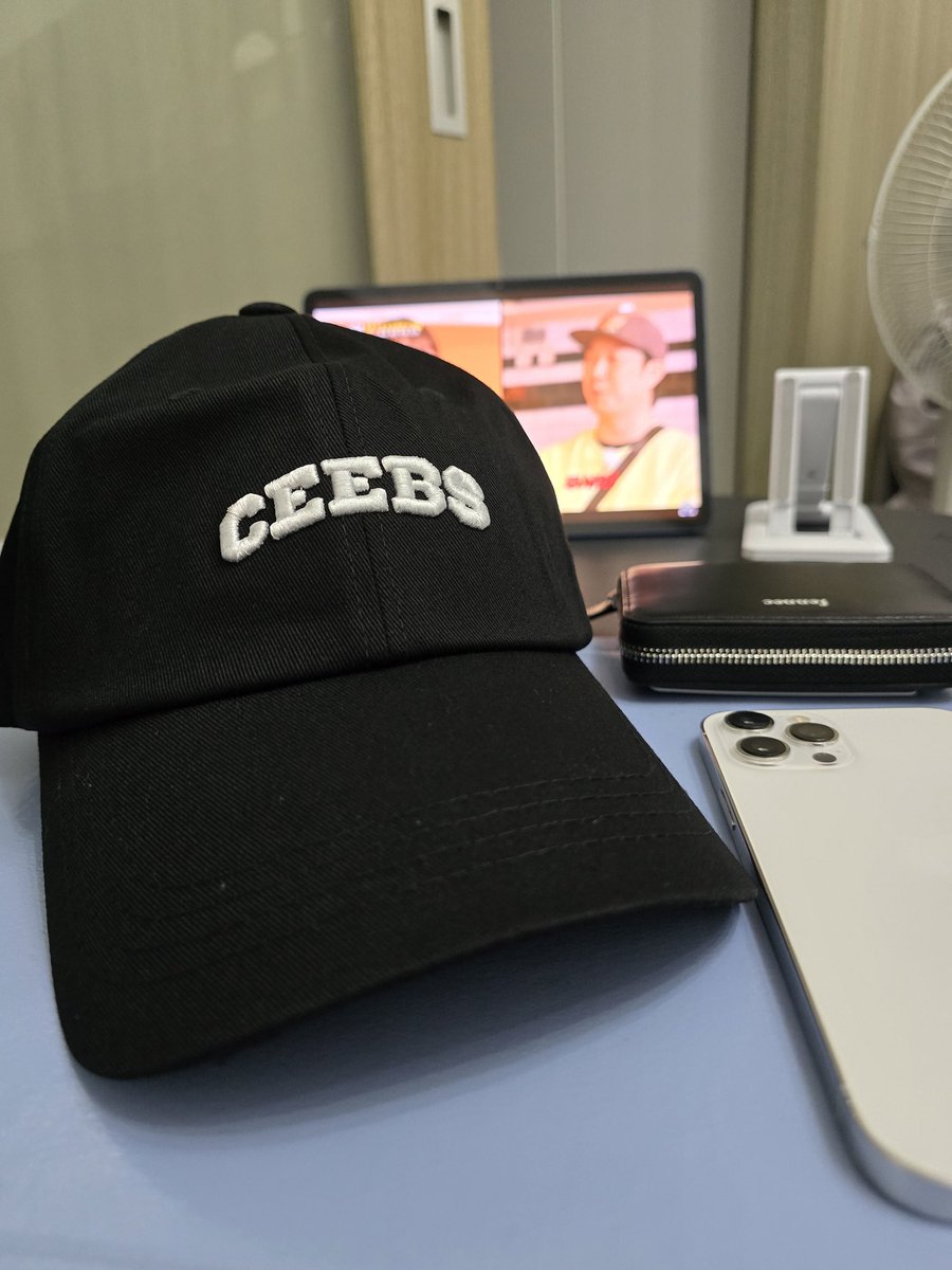 rinadaysss's tweet photo. Aayyiieee 1/3 💙 nasa bahay na din Jeongwaja SNACK UNIV. 2024 jacket 🥹 #ceebs #btob #peniel @PenielShin love the hat 💙 waiting for new merch good for summer season~ https://t.co/PUKm7EeJ07