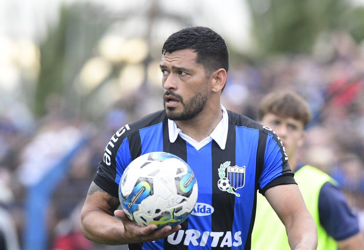 Futbol_APV's tweet photo. 🚨 TEMA SAMUDIO.

"Samudio estuvo enviándole mensajes a la pareja de su compañero Ignacio Rodriguez, pretendiendo un v��nculo afectivo". 

"Ignacio al enterarse le comunicó al entrenador y a la directiva, que optaron por bajarlo a 3ra división".

ℹ️ @Martincal0812 https://t.co/7cDn2pRmKr