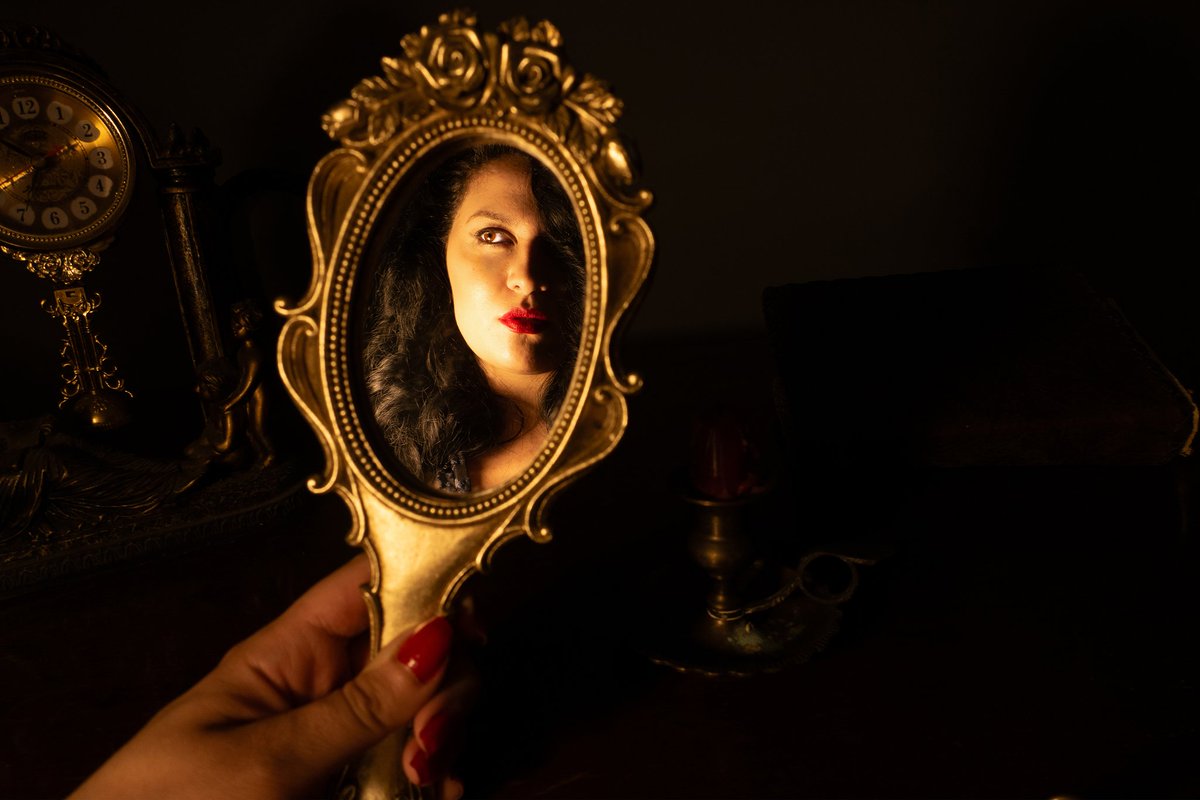 Music video in the making. 🪞

#artist #musician #musicvideo #music #vintage #vintagelover #oldfashioned #darkacademia #40slove #classic  #darkacademiaaesthetic #antiqueslove #vintagemusic