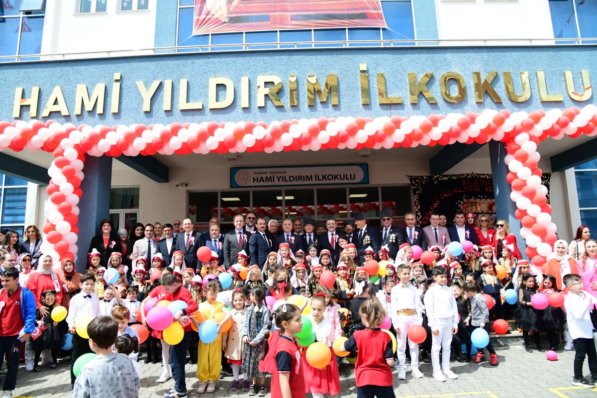 İl Millî Eğitim Müdürümüz Hasan Uygun, 23 Nisan Ulusal Egemenlik ve Çocuk Bayramı ile TBMM’nin açılışının 104. yıl dönümü dolayısıyla Ortahisar Hami Yıldırım İlkokulunda düzenlenen kutlama programına katılarak öğrenci ve velilerimizle bayramın çoşku ve heyecanını paylaştı. @tcmeb