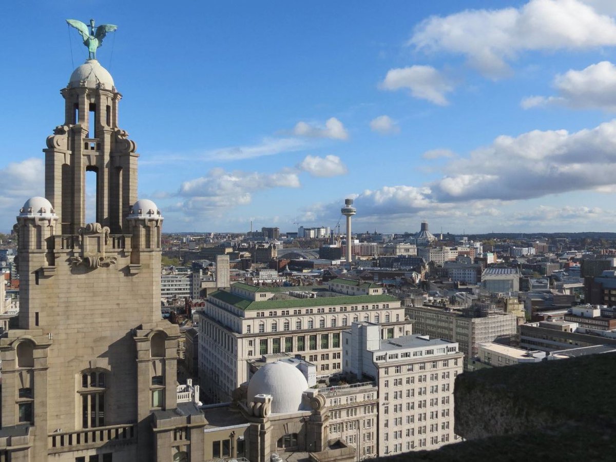 RLB360's tweet photo. What a way to spend the day, looking over the city of Liverpool from up high 😍

With blue skies like these, what more could you want?! ☀️

#rlb360 #tour #thingstodoinliverpool #getabirdseyeview https://t.co/d30lLcABzl