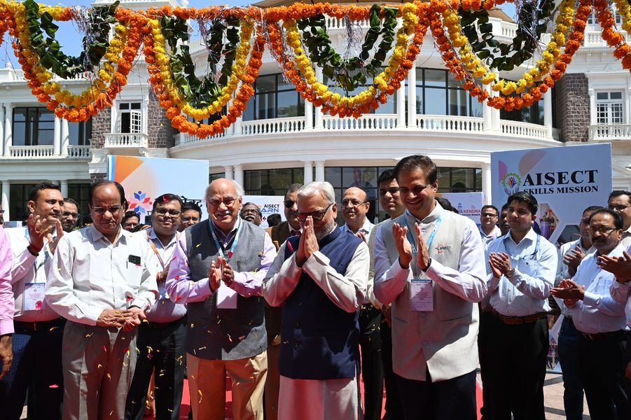 श्री अतुल कोठारी, शिक्षा एवं संस्कृति उत्थान न्यास के राष्ट्रीय सचिव आईसेक्ट के वार्षिक राष्ट्रीय सम्मेलन में शामिल हुए और उन्होंने समर्थ भारत कॉन्क्लेव के दूसरे दिन स्किल एक्सपो का उद्घाटन किया।
#AISECT #AisectforViksitBharat #SamarthBharatConclave #National_Conference2024