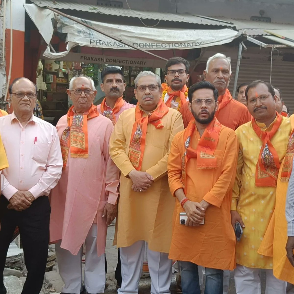 PunitVerma_1's tweet photo. श्री हनुमत जयंती पर हनुमान जी की शोभा यात्रा बरगद घाट मीरापुर से प्रारंभ हुई।
हनुमान मंदिर मीरापुर पर यात्रा का स्वागत और आरती पूजन करने का सुअवसर प्राप्त हुआ https://t.co/R5akzfLOfS