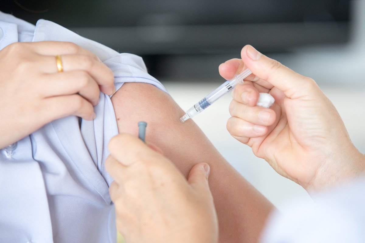 From April 24-30, we mark @WHO #WorldImmunizationWeek. Read the results from a recent #CLSAStudy on influenza vaccine coverage and factors associated with non-vaccination among caregiving and care-receiving adults. Cc: @ChristinaWolfs1 @IDEpiPhD 🔗: ow.ly/3fhM50RlpHO