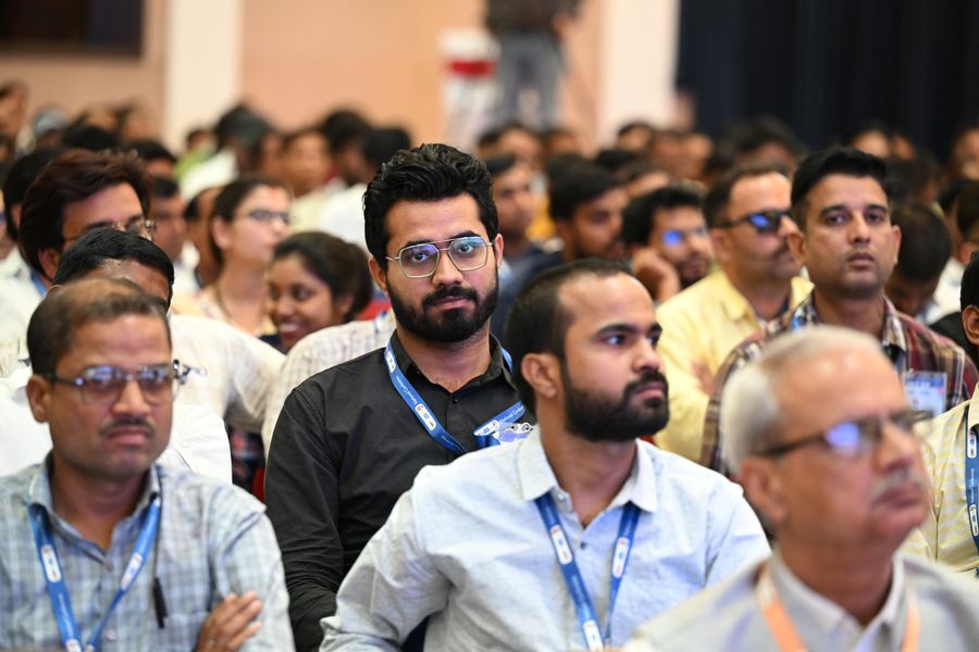 AISECT समर्थ भारत कॉन्क्लेव 2024 में नाबार्ड के महाप्रबंधक कमर जावेद ने उद्यमियों को भारत सरकार की योजनाओं की जागरूकता बढ़ाने का संदेश दिया। उन्होंने मध्यांचल ग्रामीण बैंक को उदाहरण के रूप में दिखाया, जो ग्रामीण क्षेत्र की सामर्थ्य को प्रकट करता है। #AISECT #SkillDevelopment #FI