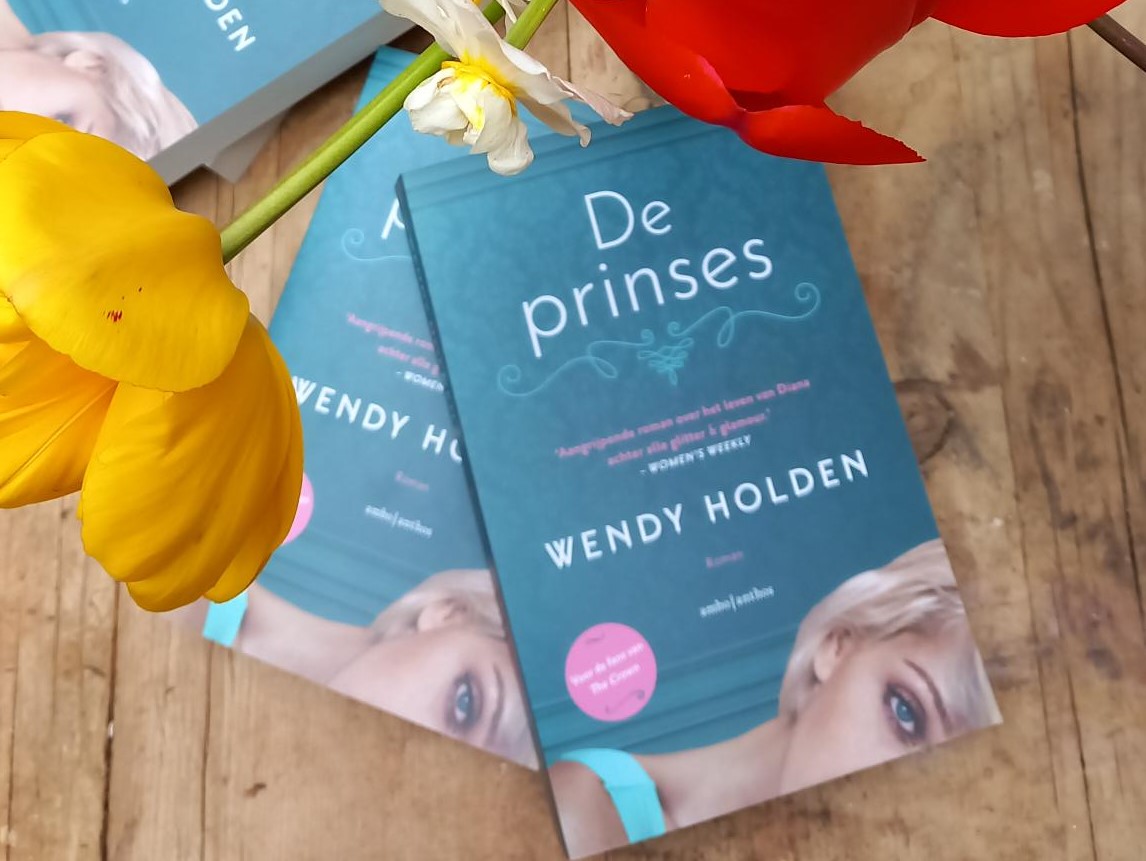 HUGE THANK YOU to my lovely Dutch publishers @amboanthos for this wonderful paperback edition of THE PRINCESS, my latest novel about Diana's journey from awkward teen to trainee queen