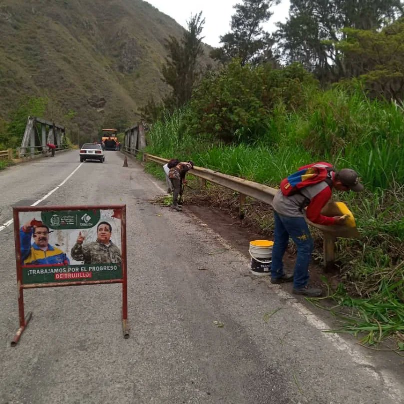 Realizamos este lunes en el sector Comboco (Urdaneta) trabajos limpieza, demarcación de líneas laterales y pintura de elementos viales, con el firme propósito de atender integralmente el tramo Valera - Timotes tal y como lo orientó el Pdte @nicolasmaduro. #23Abr #VenezuelaEsDDHH