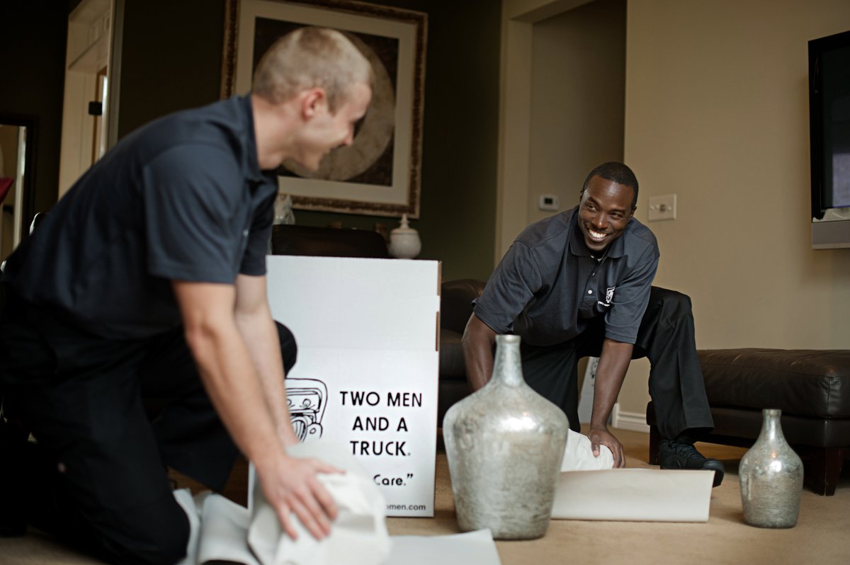 TMT_Ocala's tweet image. Are you gearing up for a move? Check out our latest blog post on successful packing tips! From organizing your belongings to choosing the right packing materials, we've got you covered. Click the link in our bio to read more! #PackingTips #MovingBlog... bit.ly/3Uby79q