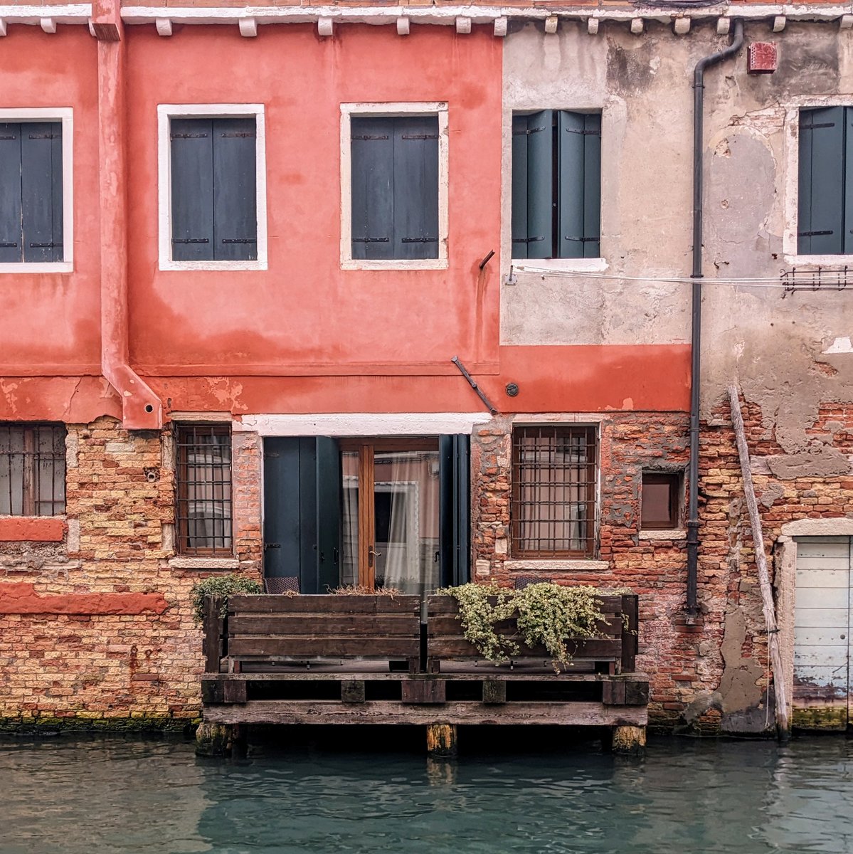 Fioriere a pelo d'acqua #venezia #venice #veneziagram #veneziaunica #igersvenezia #veneziadavivere #travelphotography #venise #picoftheday #architecture