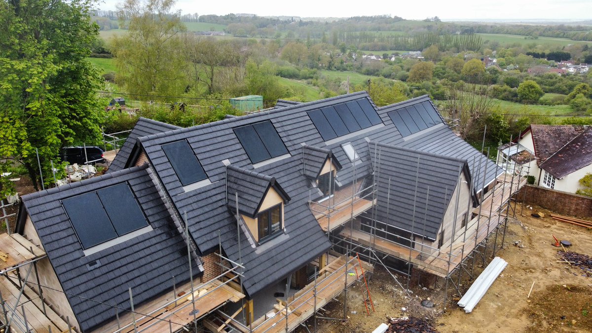 oxfordsolarpv's tweet photo. 5.6kWp of stunning solar using @SunPower/@MaxeonSolar modules and @SolarEdgePV optimisers near #Oxford. Mighty 13.5kWh Tesla Powerwall battery to follow. 
Lower you bills and carbon footprint today. 
@OxTweets @SolarNationUK https://t.co/wFSKVfUSuW