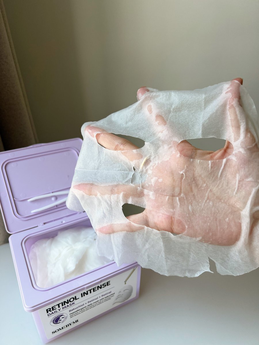 moonmoonreview's tweet photo. ผายมือให้มือใหม่เรตินอลจ้า ใครอยากมาสก์หน้าทุกวัน กระปุกเดียวจบ ครบ 1 เดือน มาสก์เรตินอล Some by mi ตัวนี้อ่อนโยนมากกกก ช่วยให้ผิวใส ฉ่ำจริง หน้าแกจะดูเรียบเนียนขึ้น เงาวาว รู้สึกว่ารูขุมขนกระชับขึ้นด้วยอะ และมาสก์ก่อนแต่งหน้าได้! น้องไม่เหนียว ตำเหอะ ชีวิตดี ช่วยลดขยะด้วย 💜 https://t.co/Jri0QJilUW