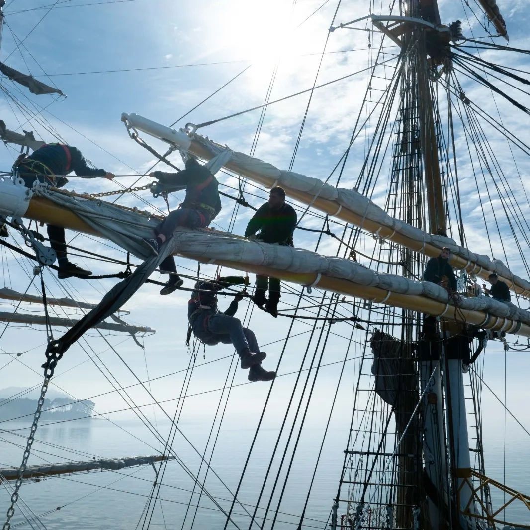 AMERIGO VESPUCCI SVETTA TRA LA NEBBIA…
La nebbia cinge #NaveVespucci in sosta alla fonda nella Baia di Conception, in Cile.
.
.
#TourVespucci #AmerigoVespucci #VespucciWorldTour #MarinaMilitare #NoiSiamolaMarina 
#ItalianNavy