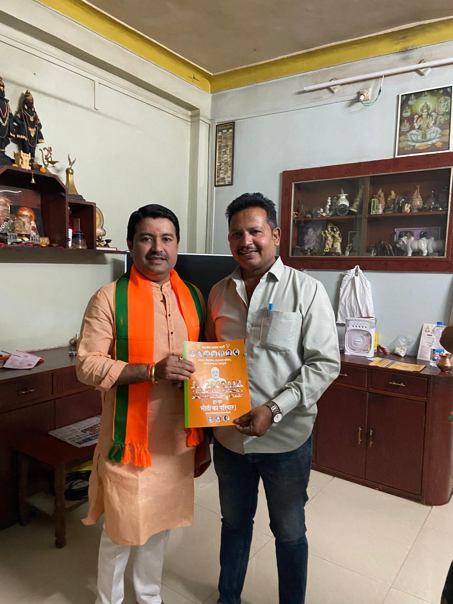 MengadeSushil's tweet photo. नमो नमः
पुणे लोकमहायुतीचे अधिकृत उमेदवार मुरलीधर आण्णा मोहोळ यांच्या प्रचारानिमित्त कर्वेनगर परिसरात पदयात्रा काढली. यावेळी महायुतीचे सर्व पदाधिकारी उपस्थित होते. परिसरातील प्रत्येक घरात जाऊन भाजप आणि मोदींनी घडवून आणलेल्या विकासाचे कौतुक केले. https://t.co/ivZLEKfLUL
