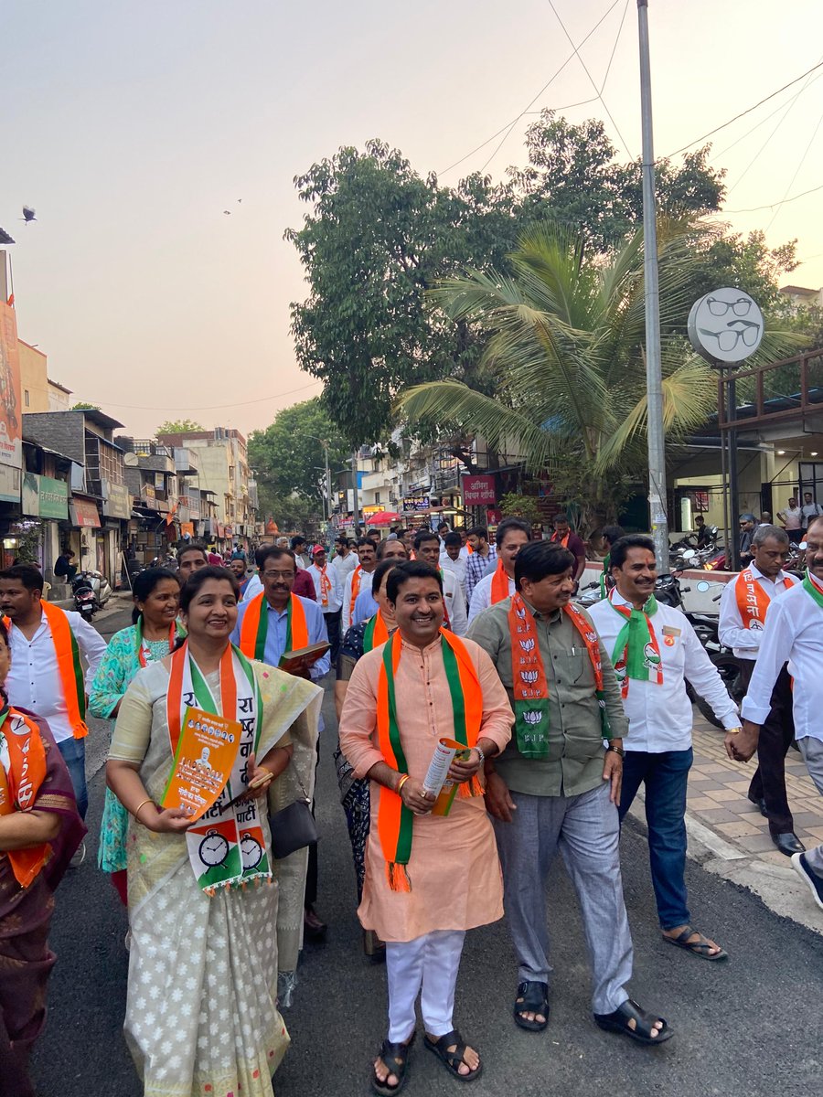 MengadeSushil's tweet photo. नमो नमः
पुणे लोकमहायुतीचे अधिकृत उमेदवार मुरलीधर आण्णा मोहोळ यांच्या प्रचारानिमित्त कर्वेनगर परिसरात पदयात्रा काढली. यावेळी महायुतीचे सर्व पदाधिकारी उपस्थित होते. परिसरातील प्रत्येक घरात जाऊन भाजप आणि मोदींनी घडवून आणलेल्या विकासाचे कौतुक केले. https://t.co/ivZLEKfLUL