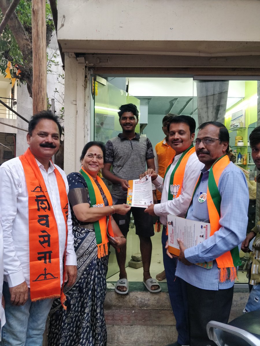 MengadeSushil's tweet photo. नमो नमः
पुणे लोकमहायुतीचे अधिकृत उमेदवार मुरलीधर आण्णा मोहोळ यांच्या प्रचारानिमित्त कर्वेनगर परिसरात पदयात्रा काढली. यावेळी महायुतीचे सर्व पदाधिकारी उपस्थित होते. परिसरातील प्रत्येक घरात जाऊन भाजप आणि मोदींनी घडवून आणलेल्या विकासाचे कौतुक केले. https://t.co/ivZLEKfLUL