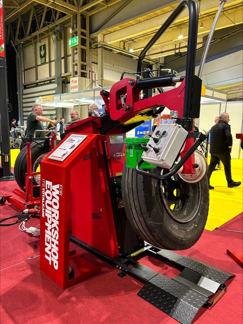 Yet another interesting reveal from @TOTALKARE as we see the debut of Hunter Engineering’s ground-breaking Hawkeye XL Heavy-Duty Alignment System at the show.