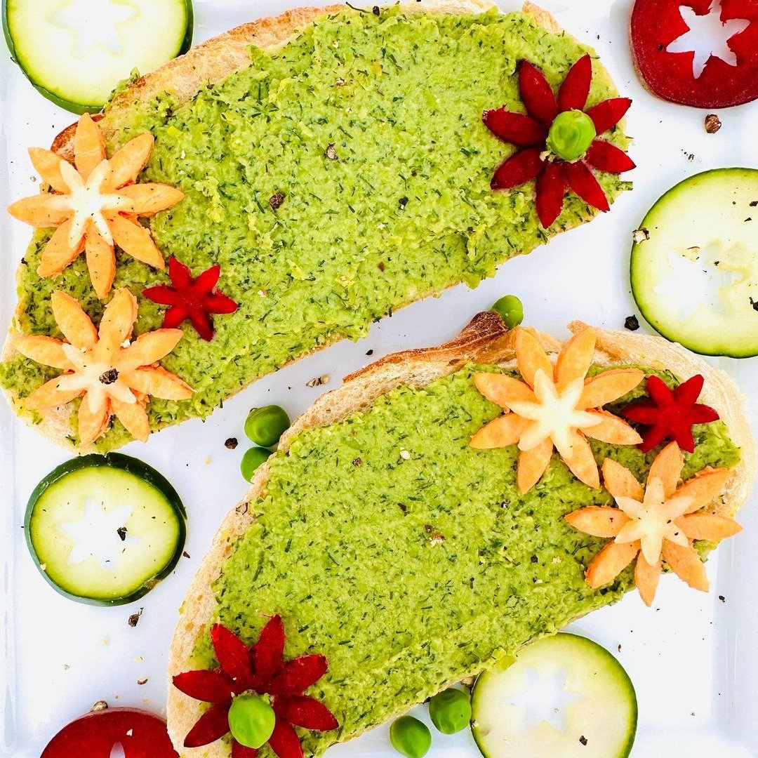 EssentialBaking's tweet photo. If you need some inspo, check out this beautiful plate that Bethany from @BethanysHealth on Instagram whipped up! 😍

She used our #bread to enjoy her Garlic Herb Green Pea Spread. 

Our #EssentialBaking #artisan #freshloaves are perfect for all your favorite spreads! https://t.co/wVhLYchUN7