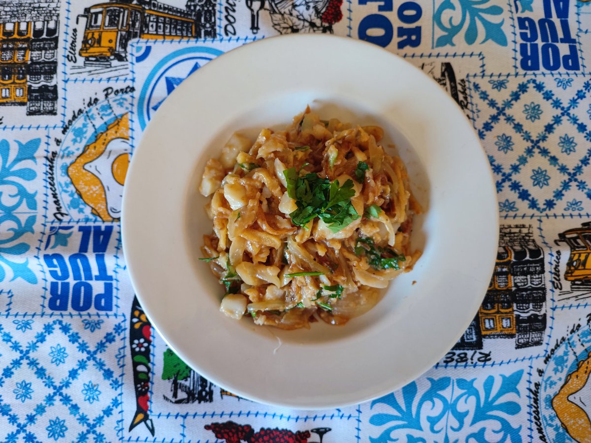 manuelbamar's tweet photo. Bacalao a bras con patatas paja hechas a mano. Tremendo https://t.co/ny3uoF6WkE