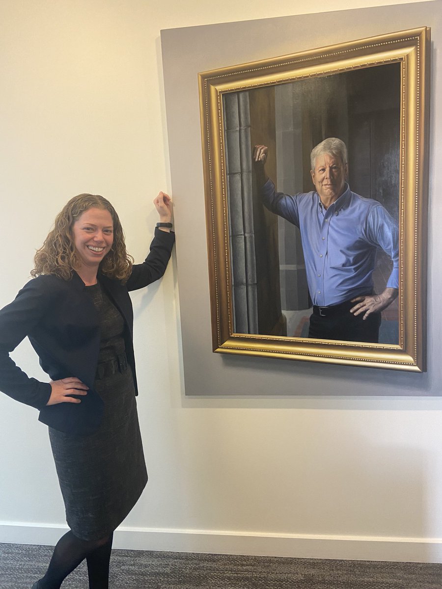 Thanks to my wonderful friends at @ChicagoBooth for hosting me yesterday for a behavioral economics seminar. I had a terrific time and also got to snap this shot with the portrait of one of my favorite coauthors. Framing matters, @R_Thaler! @CDR_Booth