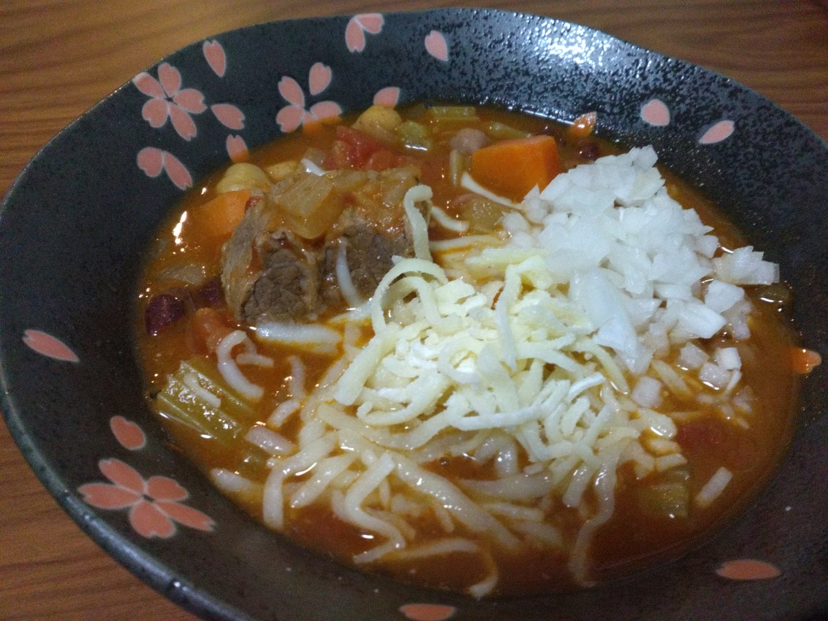 mitokolove's tweet photo. 今回は控えめな分量で作ったけど
鍋いっぱい作ると1週間これになります…
トッピングに生のタマネギとチーズが合います( *￣∇￣*) https://t.co/zPcwMkyKZJ