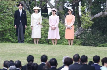 両陛下と敬宮殿下の間に割って入る夫婦。腹立たしい。
だいたいこの「文仁」と名付けられた男がずっとアピールしてきたのは、「俺は普通の皇族と違う」ということではないのか。実際、顔も違う。違うなら去ってくれないか。
#秋篠宮家は日本の恥 
#秋篠宮家不要