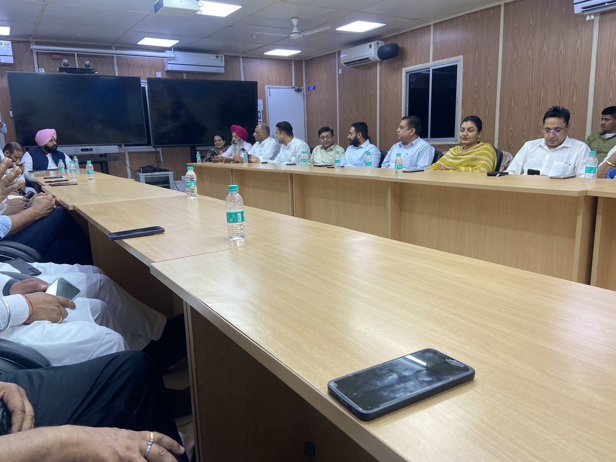 Today, I attended the election-related meeting of Amritsar Lok Sabha constituency held in Delhi along with fellow MLAs. 
Also met Madam Sunita Kejriwal ji and expressed solidarity with the family in this critical time.