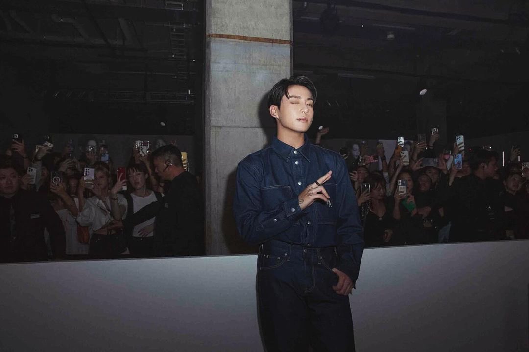 📸 Novas fotos do #JUNGKOOK (@BTS_twt) no evento oficial da Calvin Klein no Japão* *evento realizado antes de seu alistamento