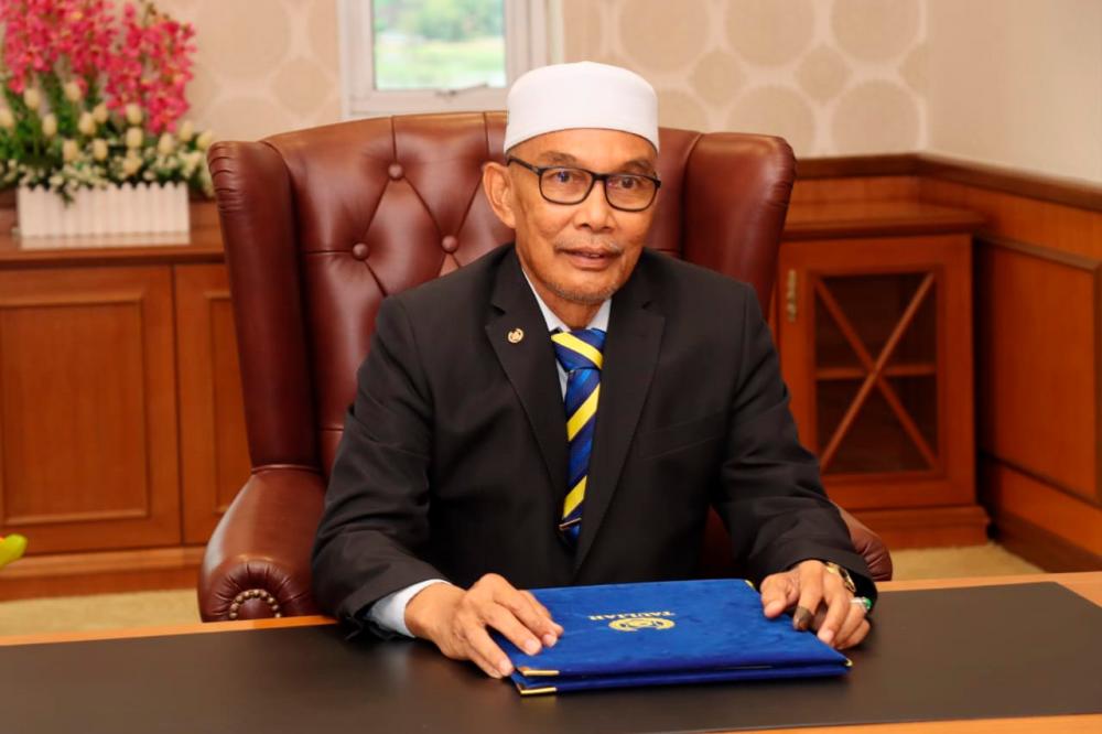 Khabar angin mengatakan MB Perlis dinasihatkan untuk step down. 

He knows nothing about his job.