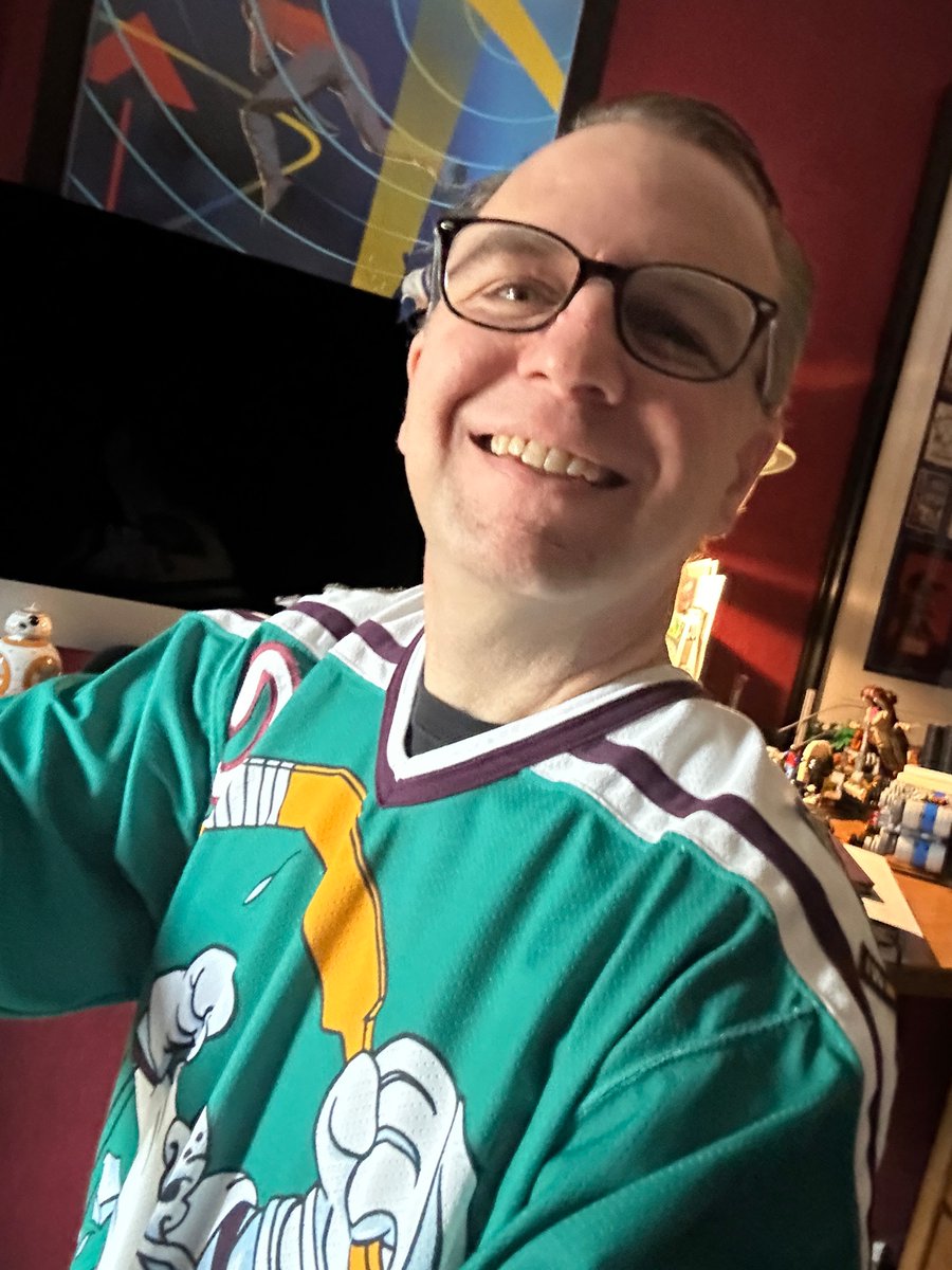 Admin/no filming day, so I show up in my true form. Note- this jersey is older than some of you. 

Call for collabs @nhl @Fanatics @DICKS @AnaheimDucks 😁🦆🏒 #maleugc #ugcmarketing #ugcmale
#socialmediamarketing
#paidmarketing
#digitalmarketing 
#ugc #ugccreator