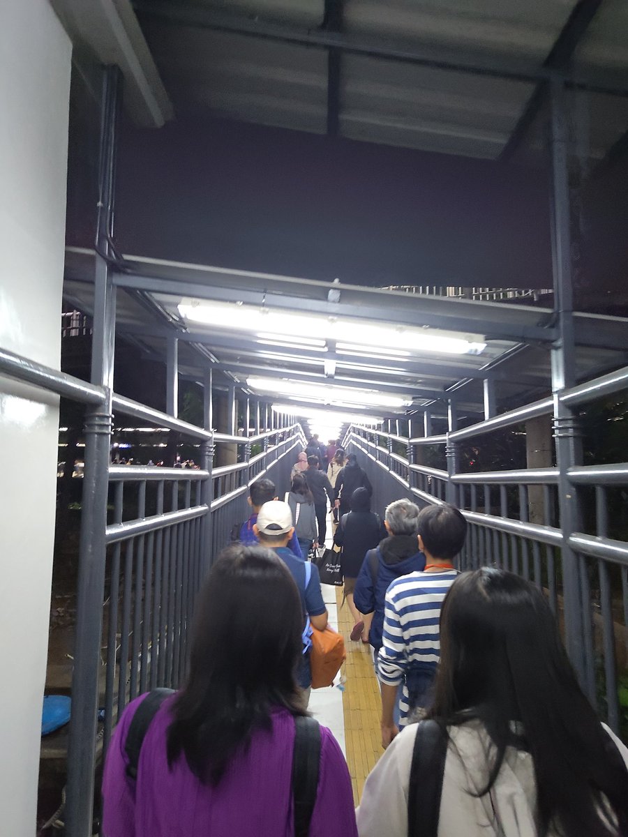Idzarr_AS's tweet photo. @PT_Transjakarta Rute 9A Armada SAF 044, kalau gak salah ada mic kan ya di ruang kemudi,,,drivernya diem2 bae kalau gak lanjut ke kali grogol,,,kena prank sebus 😅 https://t.co/XMDb8yeH0s