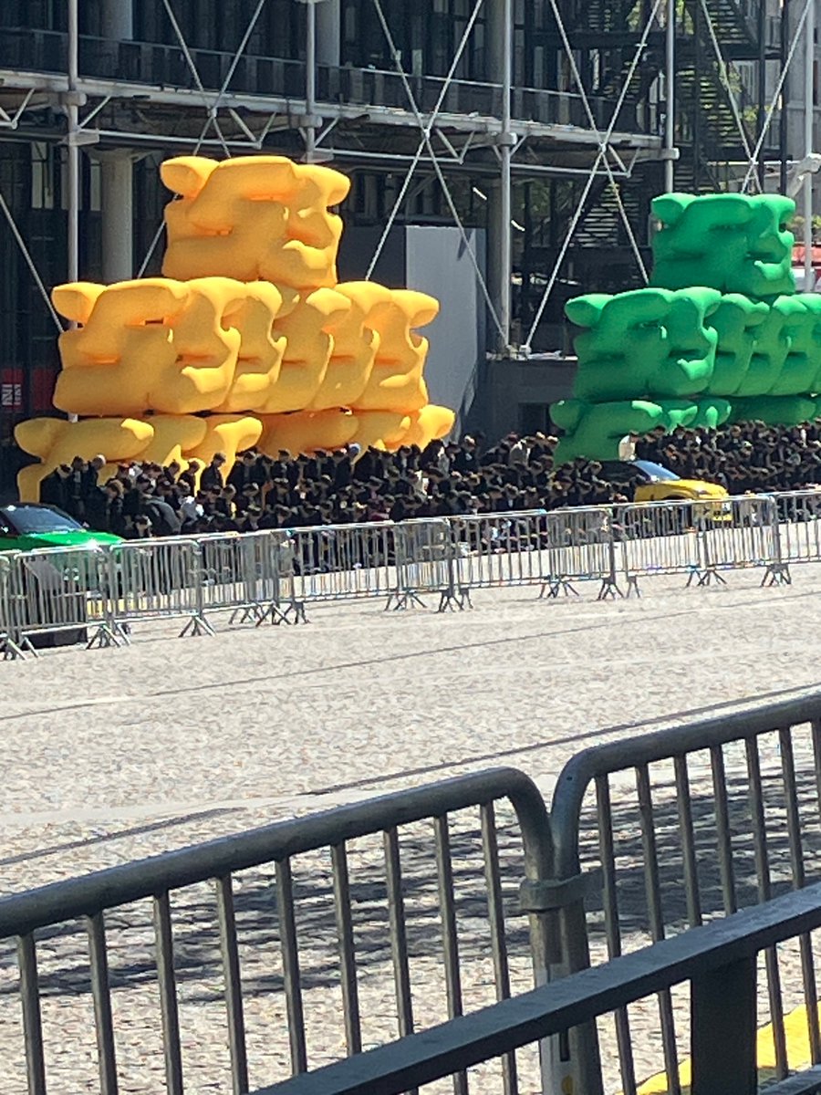 Non à la privatisation d'un espace public pour faire la promotion de l'industrie automobile. Lancement de la R5 électrique au @CentrePompidou