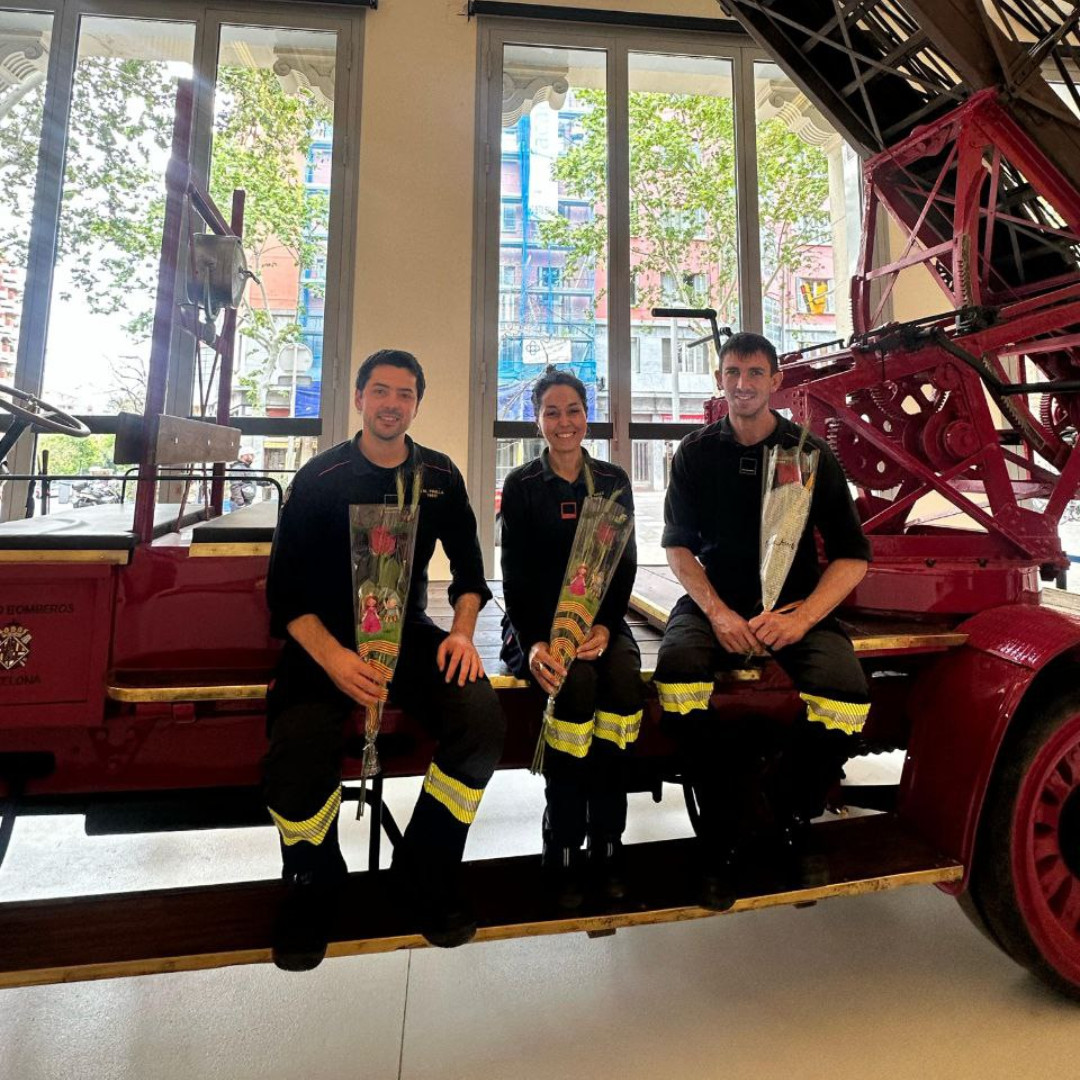 👨‍🚒🌹👩‍🚒 Nosaltres també celebrem el #SantJordiBCN! #BombersBCN