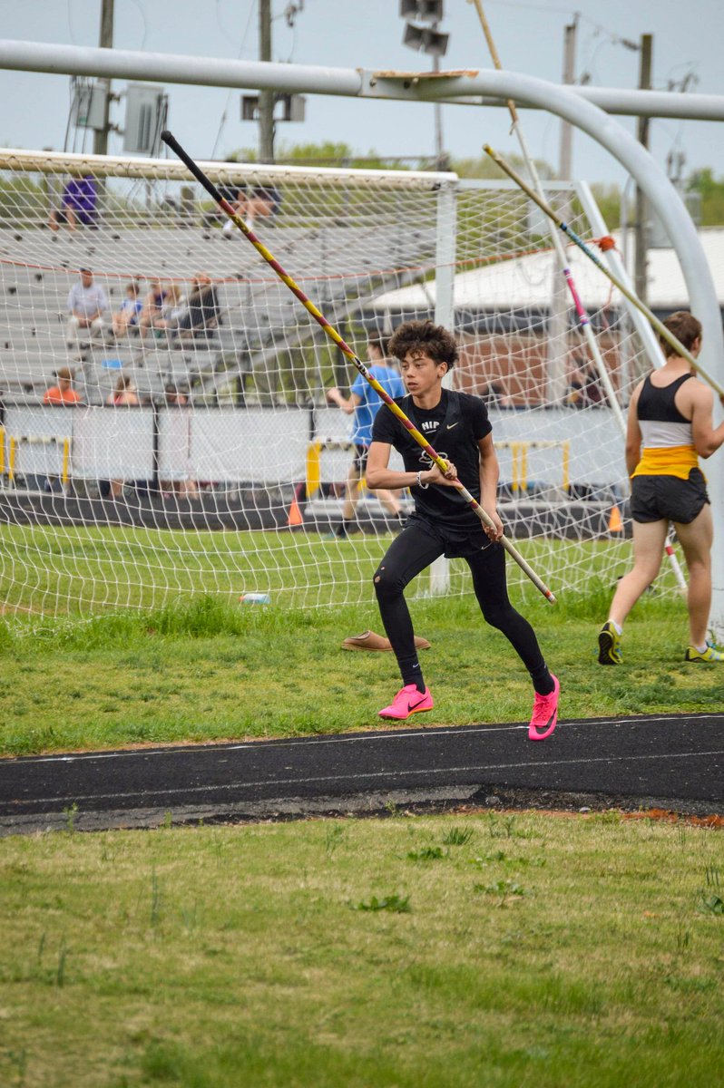 ehawkins_2027's tweet photo. I got second place in pole vault from this past weekend’s invitational. https://t.co/2cKu2jrNli