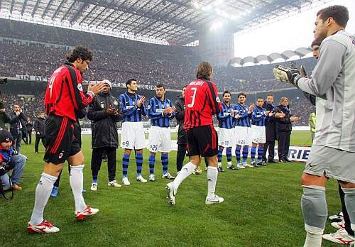 Il Milan vince il Mondiale per Club nel 2007. L'Inter concede la passerella e accoglie i Cugini in campo tra gli applausi. Il Milan vince lo scudetto nel 2022 e l'Inter si complimenta con i Cugini sui social. Dopo due risse violente e aver messo la musica ad alto volume per…