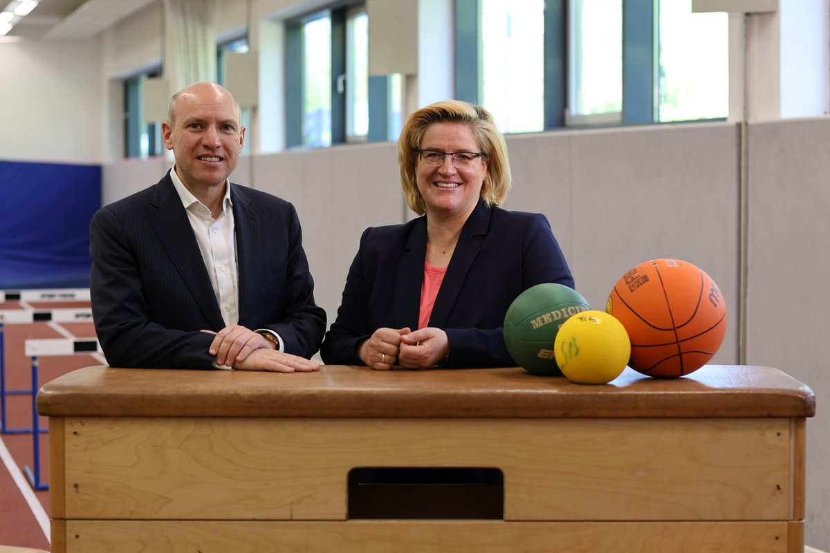 Bürokratie abbauen, Ehrenamt fördern: wichtige Themen heute beim Gespräch zwischen lsb h-Präsidentin Juliane Kuhlmann & Minister Manfred Pentz (@HEBerlinEuropa). Wir begrüßen den GEMA-Vorstoß der @RegHessen. Jede Unterstützung für unsere Vereine zählt! 👉landessportbund-hessen.de/servicebereich…