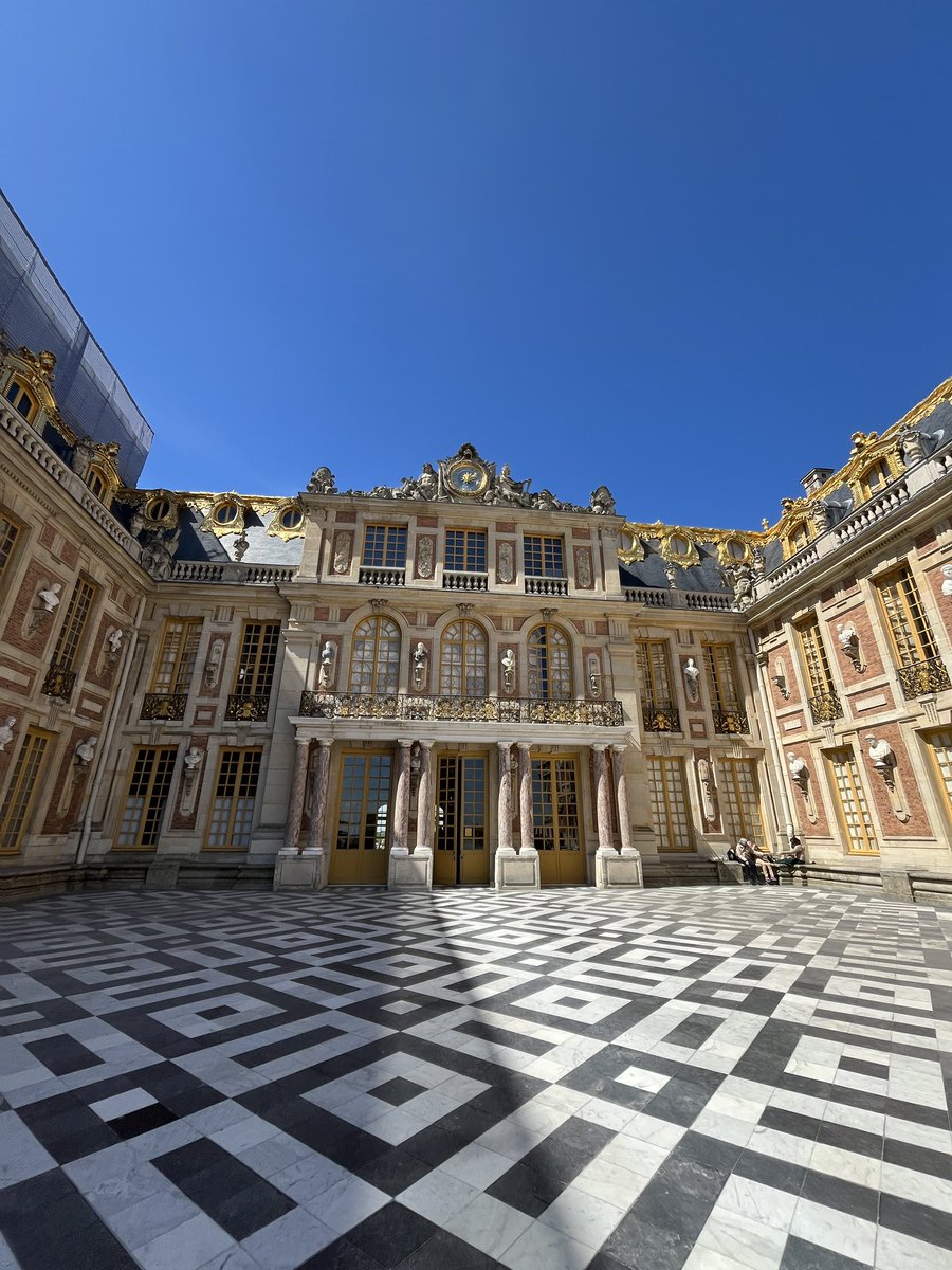 Lunch at Ore by Ducasse in <a href="/CVersailles/">Château de Versailles</a> today. This cake is Le Louis XIV (vanished before getting scanned) 

Shared stories about 3D &amp; Versailles, check out sketchfab.com/chateauversail… for some <a href="/Sketchfab/">Sketchfab</a> delight