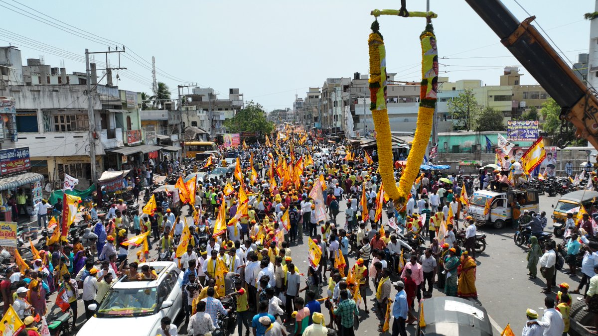 varma_vegesana's tweet photo. బాపట్ల నియోజకవర్గ టీడీపి,జనసేన, బీజేపీ కూటమి పార్టీల ఉమ్మడి అభ్యర్థి శ్రీ వేగేశన నరేంద్ర వర్మ రాజుగారి నామినేషన్ పర్వం కనులు పండుగగా సాగింది.
#VegesanaNomination
#Countdownstart
#voteforcycle
#VoteForVegesana
#VegesanaForBapatla
#iTDPforTDP
#TDPJSPBJPWinning
#TDP
#Bapatla https://t.co/dVoLWnaiJ1