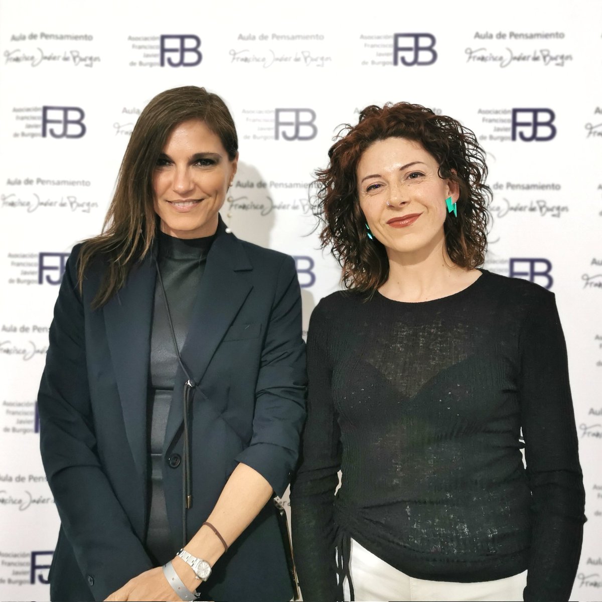 _GerardoMartin_'s tweet photo. Orgullosos de que confluyan grandes autoras  como @mjsolanofranco y @nieveschillon en Bitácora de Libros, el Festival de Ingenios Literarios del @aulapensamiento en #Motril 
#BitácoradeLibros #AuladePensamiento #PatiodelosIngenios #RefugiodeVersos https://t.co/dH5Ms9AhVY