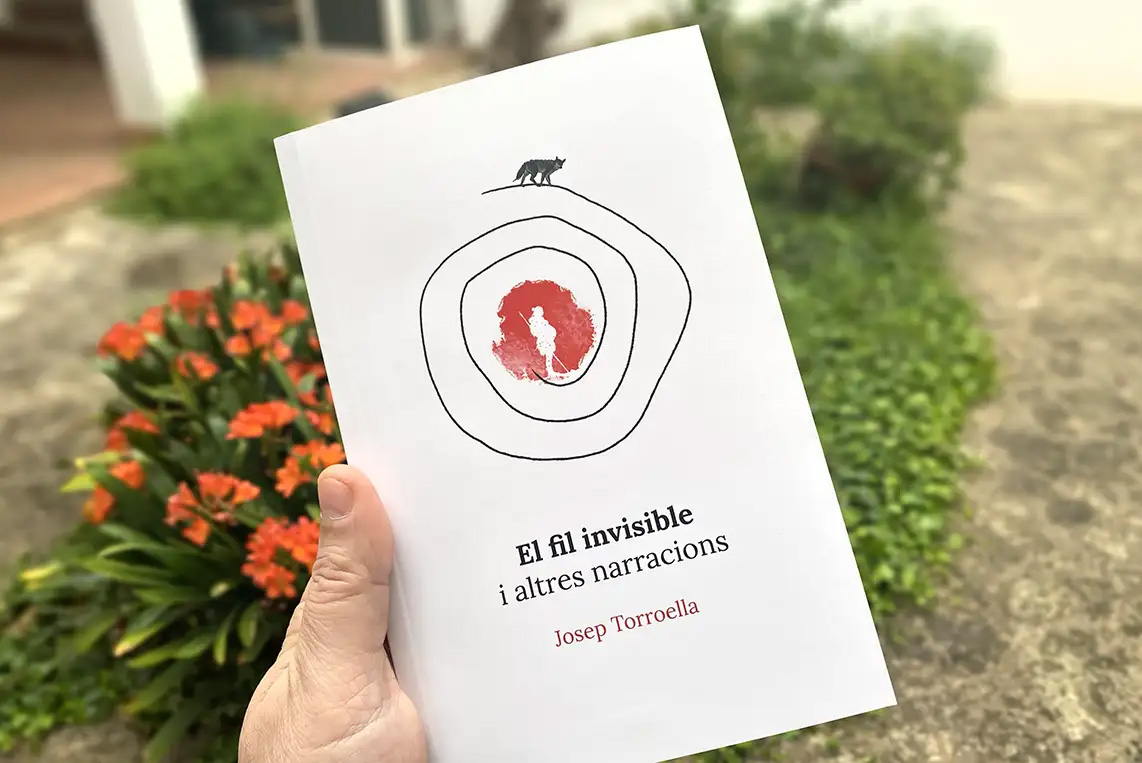 PlacidBusquets's tweet photo. 📚🌟 Comparteixo un dels meus últims treballs, Il·lustració portada i maquetació del nou llibre de l'amic Josep Torroella "El fil invisible". D'un esclau romà a un pianista francès, aquesta obra et transporta amb relats fascinants. 

#placid.cat #dissenygrafic  #dissenyemporda https://t.co/Ln7BzxOO8y
