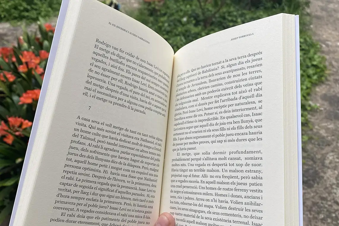 PlacidBusquets's tweet photo. 📚🌟 Comparteixo un dels meus últims treballs, Il·lustració portada i maquetació del nou llibre de l'amic Josep Torroella "El fil invisible". D'un esclau romà a un pianista francès, aquesta obra et transporta amb relats fascinants. 

#placid.cat #dissenygrafic  #dissenyemporda https://t.co/Ln7BzxOO8y