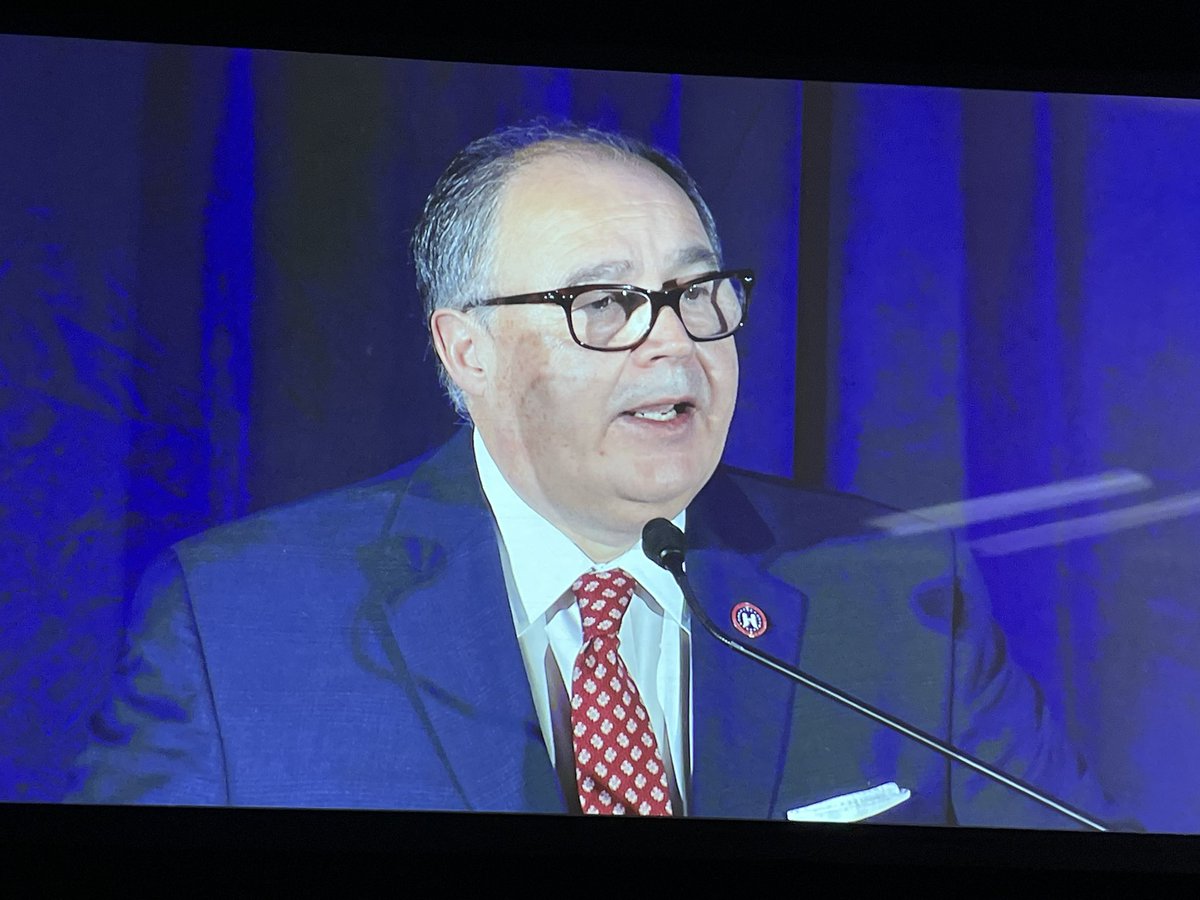 alejandrogomezt's tweet photo. En el #USHCCLS24, Ramiro Cavazos menciona que la comunidad latina en EE.UU. 🇺🇸 genera un PIB de 3.2 billones de dólares. Si los 85 millones de latinos en EE.UU. fueran un país, serían la 5ta economía mundial 🌎. https://t.co/CuSmI9X7SS