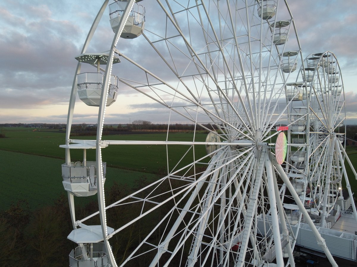 RPRides's tweet photo. Seeing double in the sky! 🎡✨🎡
·
·
#RPRides #Dutch #MadeInHolland #FerrisWheel #FerrisWheels #LamberinkFerrisWheels #Observationwheel #Kermis #ThemePark #AmusementPark #Fairground #Carnival #Midway #LeisureIndustry https://t.co/pEe9ISD9iR
