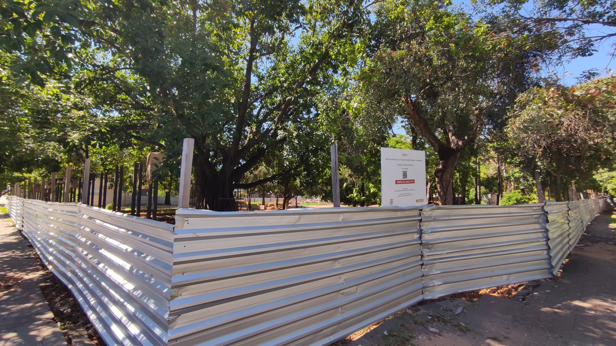 GuachireM's tweet photo. La plaza está clausurada y los vecinos se quedaron sin su espacio verde, además, reclaman presencia de guardias de seguridad, ya que el lugar no tiene luz y se convirtió en aguantadero y refugio de asaltantes, según vecina. https://t.co/V0qB6Xyedh