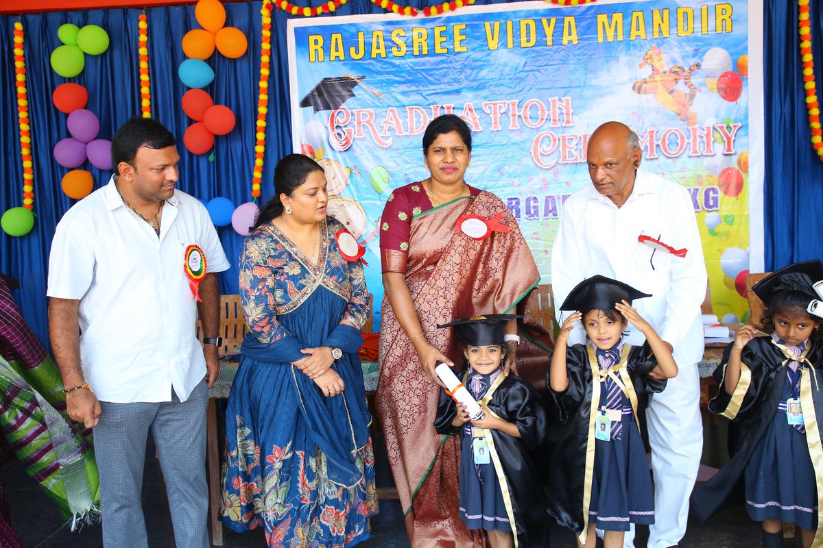 sama_swapna's tweet photo. It was one of the most memorable day of my life to go back to my old school as a chief guest to attend the Kindergarten Graduation Day celebrations at #Rajasreevidyamandir.. 
#SchoolMemories https://t.co/6IPERWFH8u