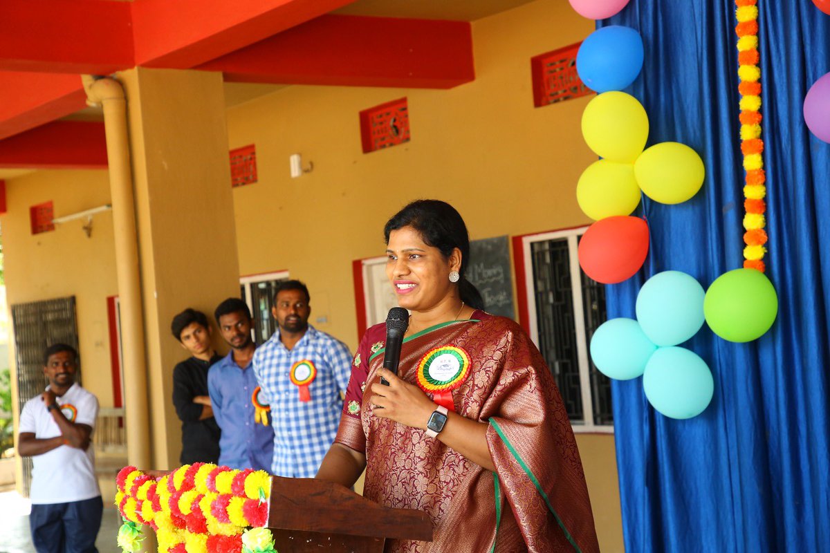 sama_swapna's tweet photo. It was one of the most memorable day of my life to go back to my old school as a chief guest to attend the Kindergarten Graduation Day celebrations at #Rajasreevidyamandir.. 
#SchoolMemories https://t.co/6IPERWFH8u