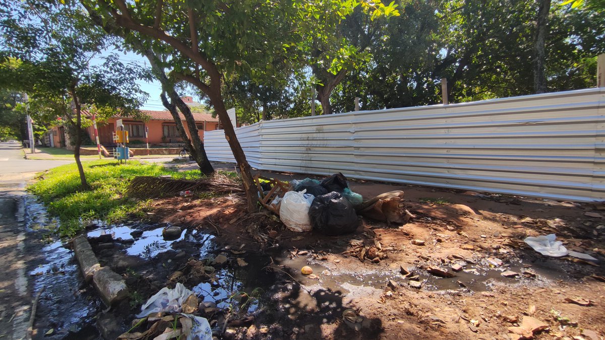 GuachireM's tweet photo. Incluso recientemente fallecieron dos menores a consecuencias del dengue en el barrio y los vecinos apuntan al abandono de la plaza, convertida en criadero de mosquitos, ya que los menores vivían cerca de la plaza. https://t.co/lmIr1fHNMv